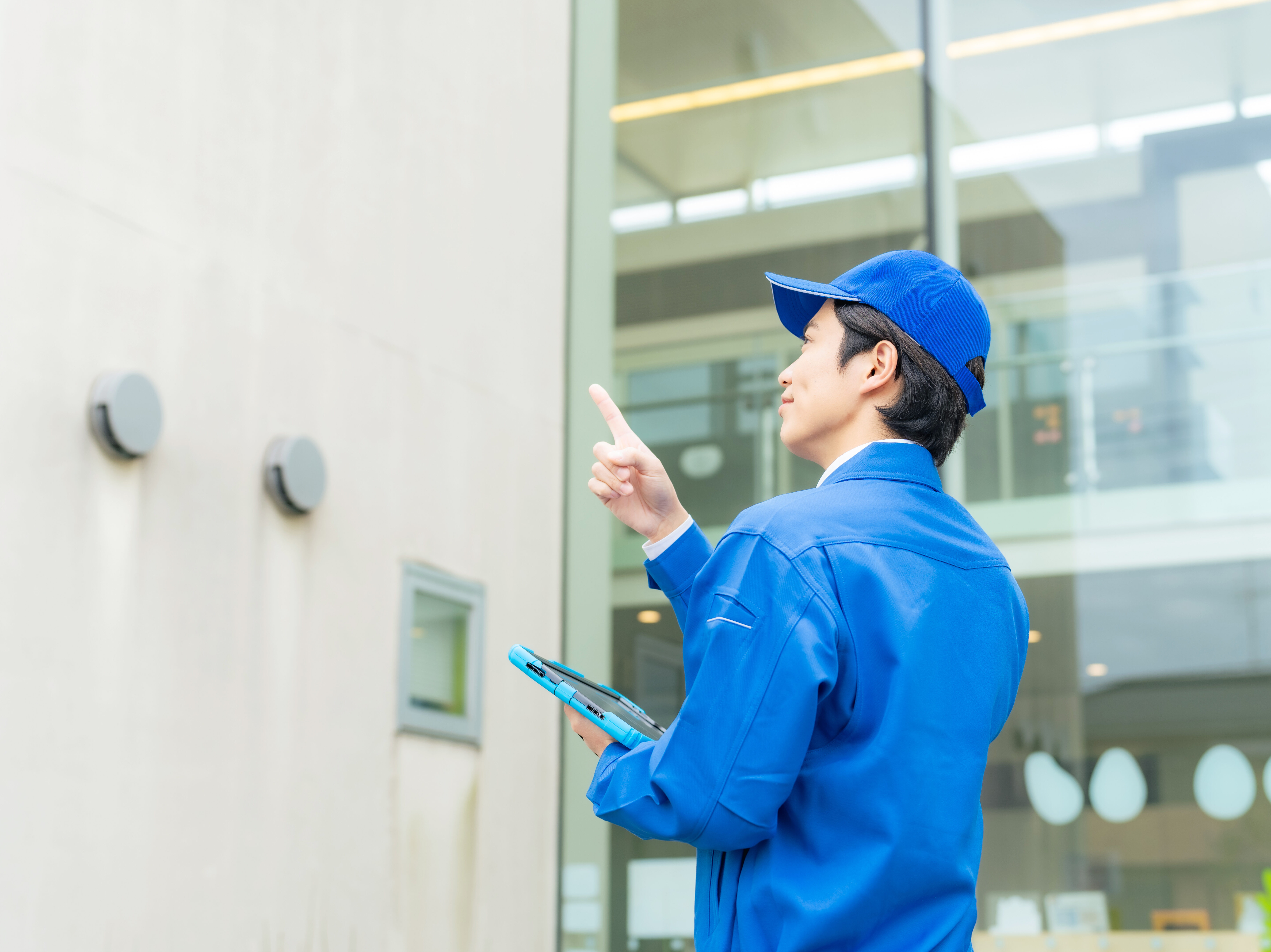 建物を点検する作業員